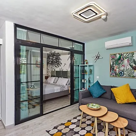 Parrot's House- Yumbo Center Apartment